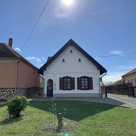 Tulipanos Vendeghaz Appartement Fertoszentmiklos Buitenkant foto